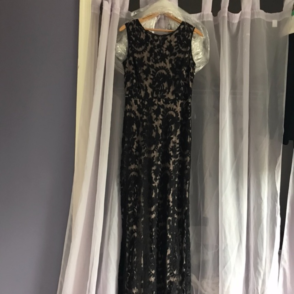 Adrianna Papell lace gown ✨